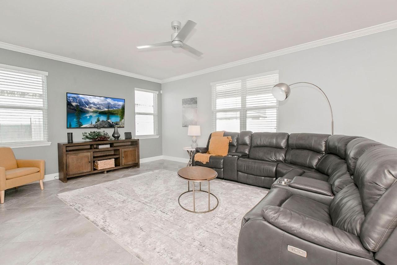 Spacious 4 Bed Home Near Orlando Gated Pool Access サンフォード エクステリア 写真