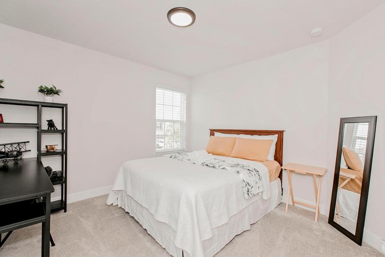 Spacious 4 Bed Home Near Orlando Gated Pool Access サンフォード エクステリア 写真